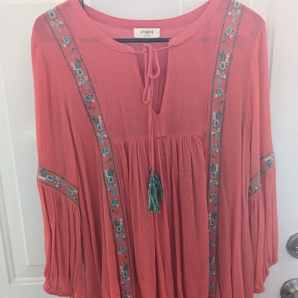 Umgee coral flowy woman's 3/4 sleeve top with colorful floral embroidery sz M